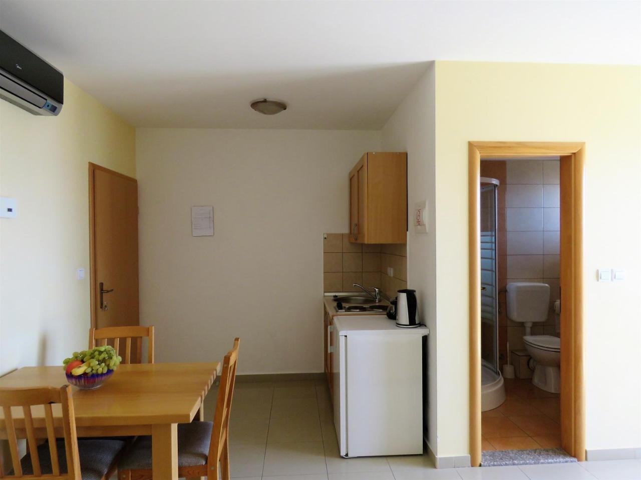 Apartments Kojan Omiš Екстериор снимка