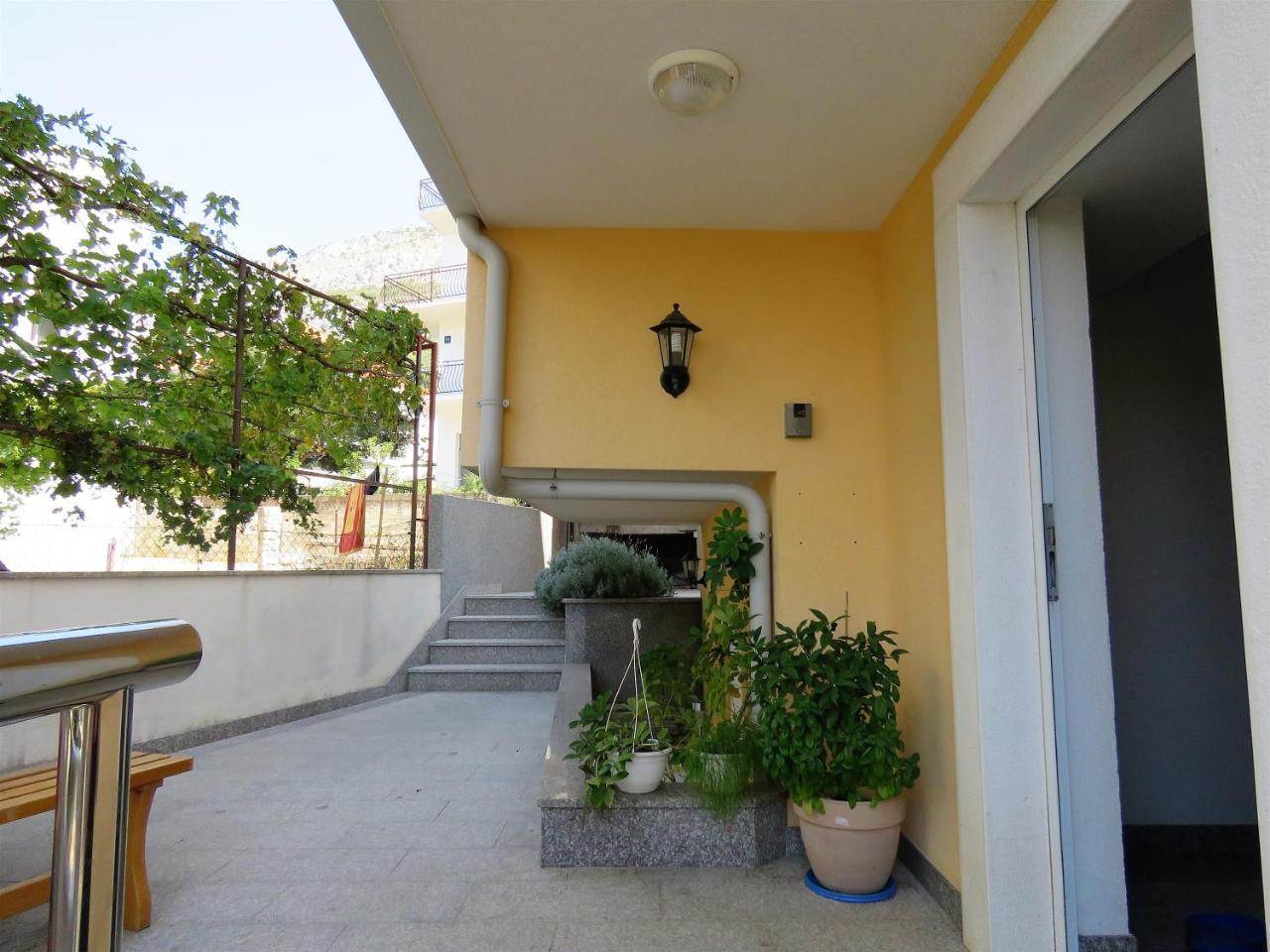 Apartments Kojan Omiš Екстериор снимка